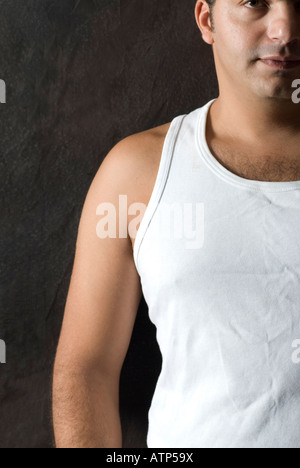 Nahaufnahme eines Mannes im weißen Tank-top Stockfoto