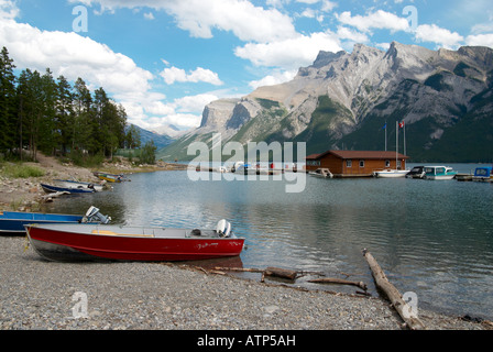 Lake Minnewanka ("Wasser der Geister") befindet sich ein Gletschersee im östlichen Bereich des Banff National Park in Alberta, Kanada. Stockfoto