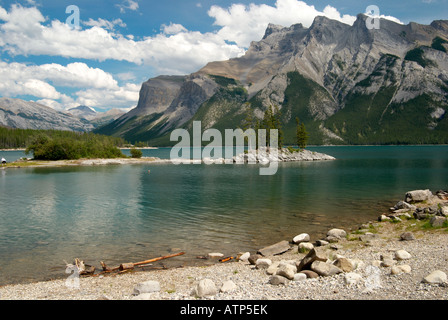 Lake Minnewanka ("Wasser der Geister") befindet sich ein Gletschersee im östlichen Bereich des Banff National Park in Alberta, Kanada. Stockfoto