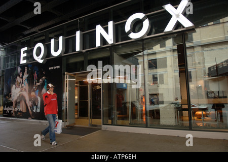 Neue Niederlassung der Equinox Sportvereine befindet sich im Gebäude unter der Hochspannungsleitung im Stadtteil NYC Chelsea Caledonia Stockfoto
