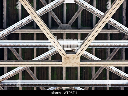 Unterseite der Brücke Stockfoto