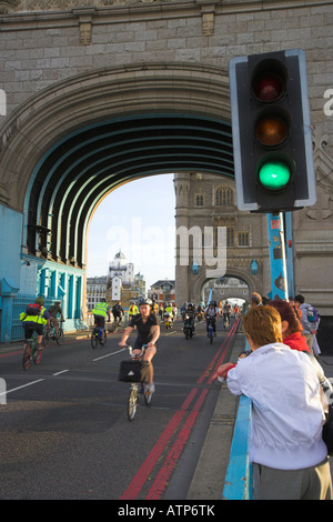 Radfahrer an Spitze der Warteschlange Radfahren zueinander von beiden Seiten nach Tower Bridge London UK gesenkt hat Stockfoto