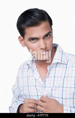 Porträt eines jungen Mannes, knöpfte sein Hemd Stockfoto