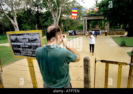 Anuradhapura Sri Lanka Tourist fotografiert an der Samadhi-Statue Stockfoto