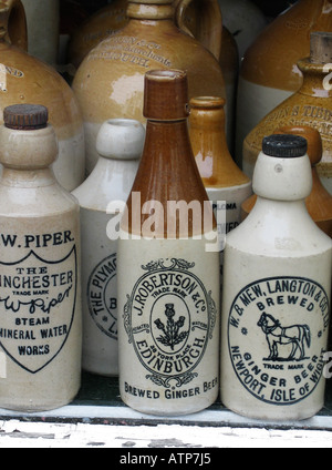 Alten Getränkeflaschen in einem Schaufenster Stockfoto