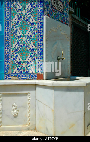 Dekorierte Wand an der Innenhof des Grabes des Osmanischen bektaschi Dichter hurufi - Bektashi Derwisch Gül Baba in rozsadomb Bezirk Budapest Ungarn Stockfoto