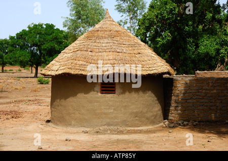 Afrikanische Rundhütte mit Strohdach, Burkina Faso Stockfoto