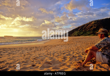 Tourist am Big Beach im Makena State Park auf Maui bei Sonnenuntergang Stockfoto