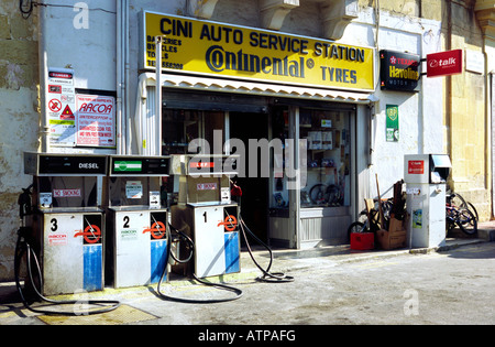 4. Oktober 2007 - point-Zapfsäulen an der Tankstelle vor ein Auto-Service in die Stadt von Xaghra auf der maltesischen Insel Gozo Stockfoto