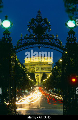 der Arc de Triomphe "Ave" Hoche umrahmt die Tore des Parc Monceau Paris Frankreich Stockfoto