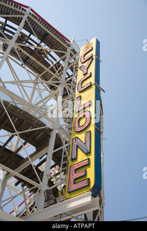 Die Cyclone-Achterbahn-Zeichen Stockfoto