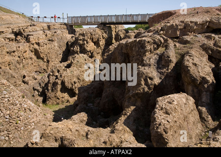 Frau Besucher bei der Great Orme antike Kupfer Minen Ausgrabung Llandudno Wales UK Stockfoto