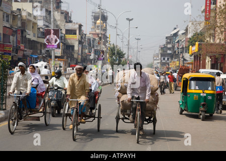 Beschäftigt Straßenszene mit Schwerverkehr von Rikschas und Trishaw Tuk Tuk in Alt-Delhi Indien Asien Stockfoto