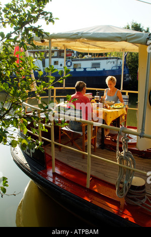 Paar genießen Sie das Frühstück an Bord ihres Bootes am Fluss Soane Frankreich Europa Stockfoto