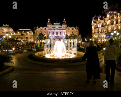 Zwei Touristen und das weltberühmte Casino von Monte Carlo in der Nacht in Monaco. Stockfoto