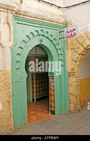 Eingang zum Dar el Baroud Hammam ein traditionelles Badehaus in Tanger mit Richtungen innen, männliche und weibliche Teile zu trennen Stockfoto