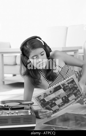 Junge Frau trägt Kopfhörer und Musik hören Stockfoto