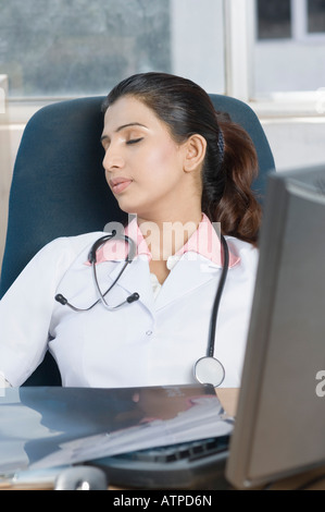 Nahaufnahme von einer Ärztin schlafen Stockfoto