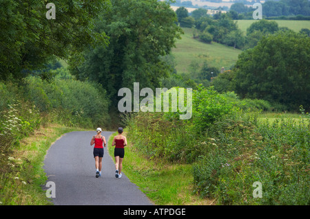 zwei Frauen Joggen auf einer Land-Lane-nr Charlton Horethorne Somerset England UK Herr Stockfoto