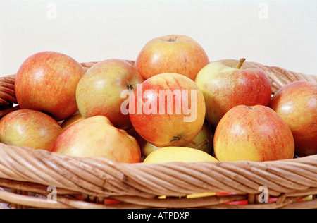 Frische Äpfel im Korb hautnah Stockfoto