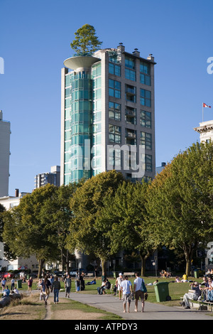 Menschen auf der Promenade mit Baum wächst auf Dach Wohnung English Bay Vancouver Kanada Stockfoto