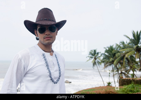 Nahaufnahme eines jungen Mannes mit einem Cowboy-Hut Stockfoto