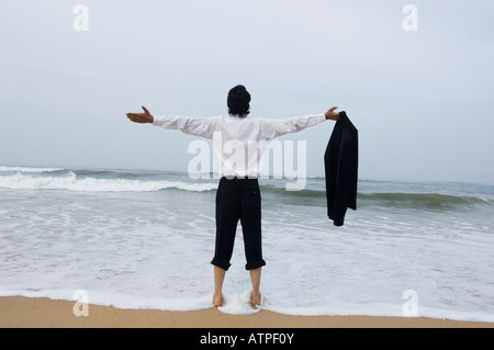 Rückansicht eines jungen Mannes Stand am Strand Stockfoto