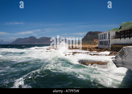 Fish Hoek Hafen mit brechenden Wellen auf die False Bay Küste von Kap-Halbinsel in der Nähe von Cape Town, South Africa Stockfoto