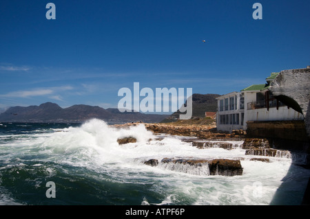 Fish Hoek Hafen mit brechenden Wellen auf die False Bay Küste von Kap-Halbinsel in der Nähe von Cape Town, South Africa Stockfoto