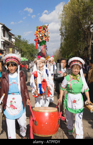 Bai ethnische Minderheit Menschen marschieren In der chinesischen neuen Jahr Parade, Altstadt Dali, Yunnan Provinz, China Stockfoto