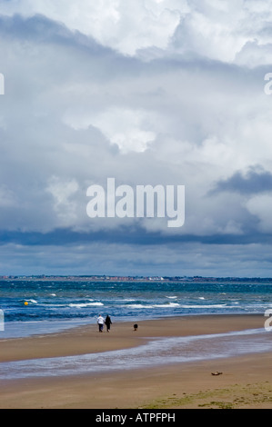 Fuß hinunter New Brighton Strand mit Blick über den Fluss Mersey in Richtung Liverpool Stockfoto