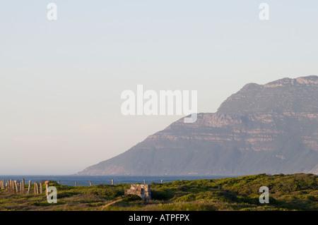 Wanderweg in der Nähe von Slangkop Leuchtturm in Kommetjie Südafrika Kap-Halbinsel mit Rückseite des Table Mountain und den Atlantischen Ozean Stockfoto