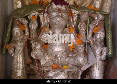 Silber verkrustete Schrein auf dem hinduistischen Gott Ganesha Stockfoto