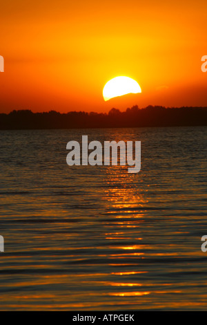 Sonnenuntergang über fernen Alpen und Fluss Donau Kanal Südslowakei Stockfoto