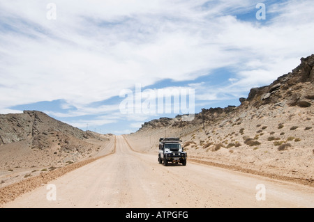 Straße und Wüste im Namaqualand in Südafrika mit Land Rover Stockfoto