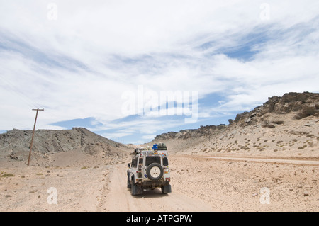 Straße und Wüste im Namaqualand in Südafrika mit Land Rover Stockfoto