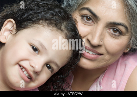 Nahaufnahme einer reifen Frau lächelnd mit ihrer Enkelin Stockfoto