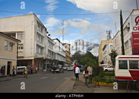 Eine der Straßen von Arusha mit Mt. Meru im Hintergrund, Tansania, Afrika Stockfoto