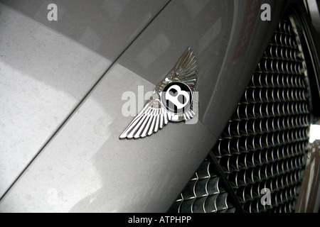 Abzeichen Logo auf Motorhaube Luxuswagens Bentley in London: nur zur redaktionellen Nutzung Stockfoto