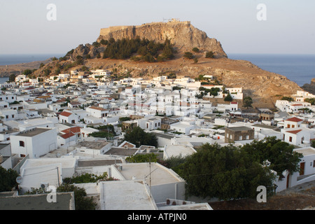 Blick auf Dorf Lindos, Rhodos, Griechenland mit der Akropolis im Hintergrund Stockfoto
