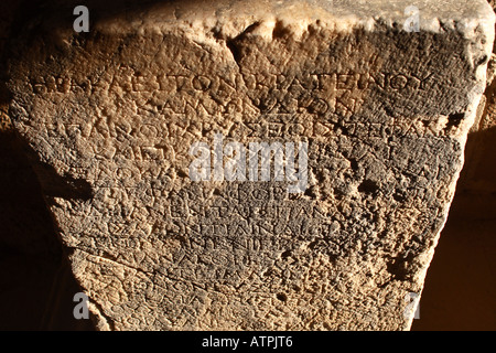 Stone Tablet mit griechischen Inschriften in geschnitzt. Gefunden Sie auf der Akropolis, Lindos, Rhodos, Griechenland. Stockfoto