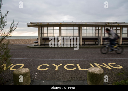 Teenager Radfahren entlang eines Weges für Radfahrer am Strand von Worthing, West Sussex, England verboten. Stockfoto