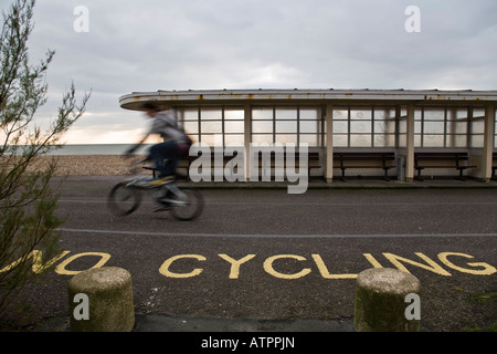 Teenager Radfahren entlang eines Weges für Radfahrer am Strand von Worthing, West Sussex, England verboten. Stockfoto