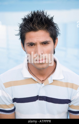 Porträt eines jungen Mannes ernst Stockfoto