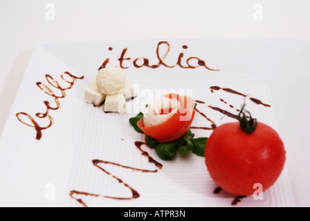 Tomaten Mozarella Basilikum auf einer Platte Tomate Mit Mozarella Und Basilikum Auf Einem Weissen Teller Bella Italia Stockfoto