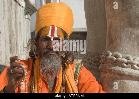 Indischen Sadhu sitzen vor einem Tempel in Udaiphur, Rajasthan Stockfoto