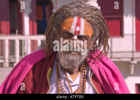 Indischen Sadhu sitzen vor einem Tempel in Udaiphur, Rajasthan Stockfoto