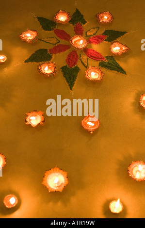 Erhöhte Ansicht von Öllampen und ein rangoli Stockfoto