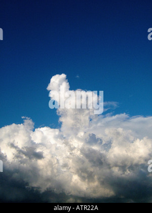 Weiße Wolken gegen blauen Himmel Stockfoto