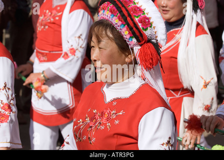 Bai ethnische Minderheit Frau marschieren In der chinesischen neuen Jahr Parade, Altstadt Dali, Yunnan Provinz, China Stockfoto